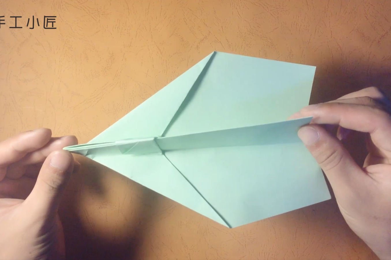 [纸飞机怎么折飞得远简单]正方形的纸飞机怎么折飞得远简单