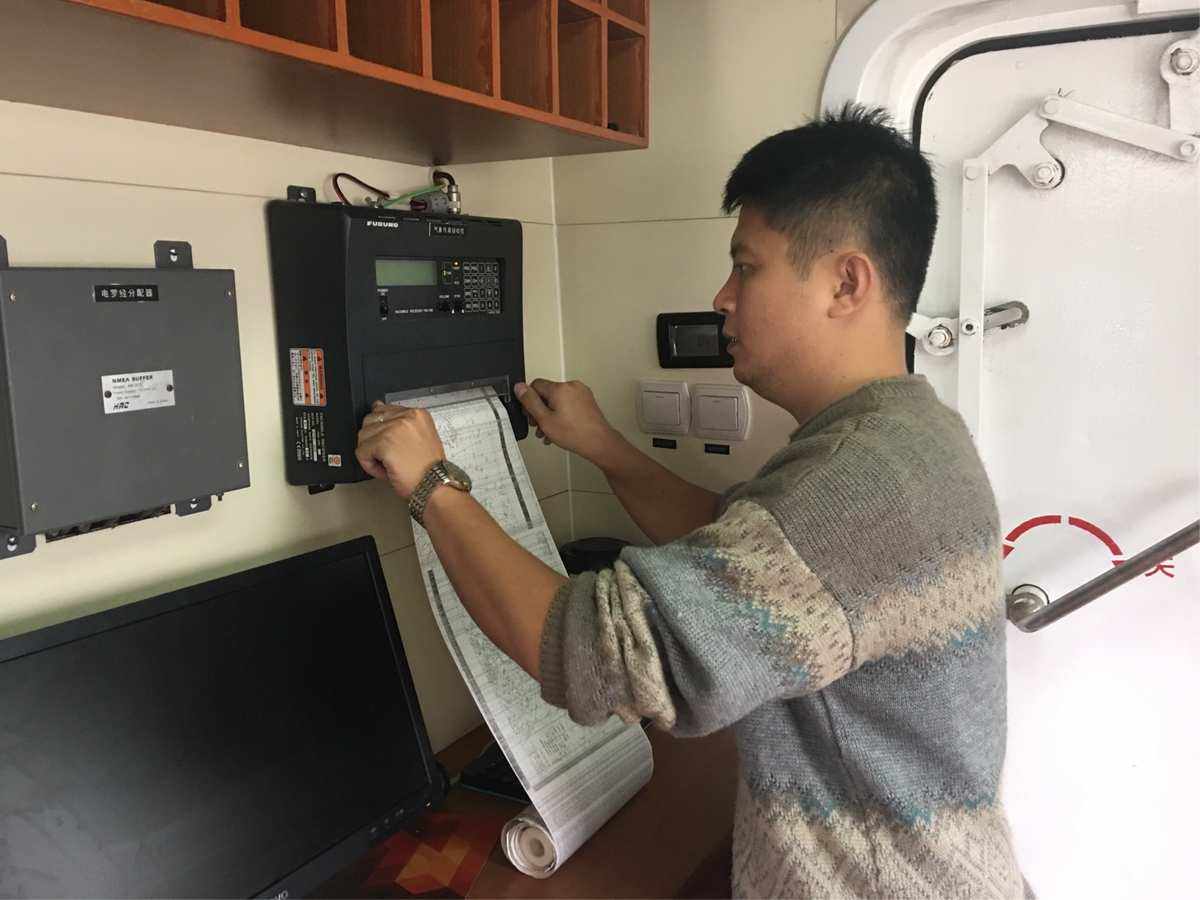电报员打电报视频_打电报的人员叫什么