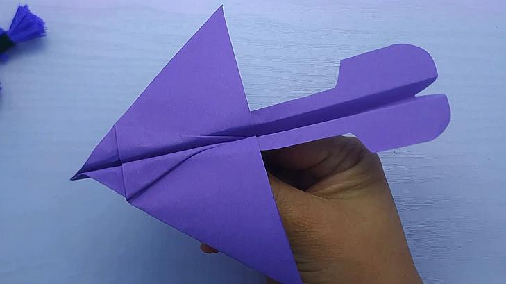 纸飞机老崩溃_纸飞机飞行时会翻滚是什么原因