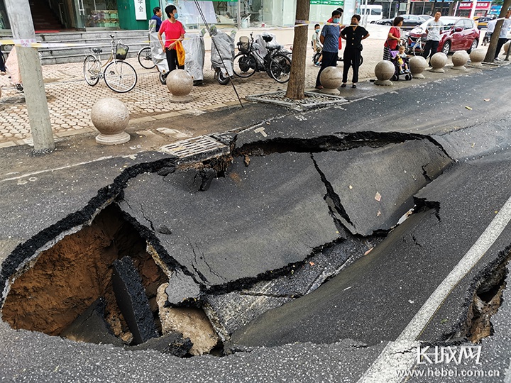 青岛浮山巷附近路面出现塌陷_青岛浮山巷附近路面出现塌陷 有关部门已准备修缮